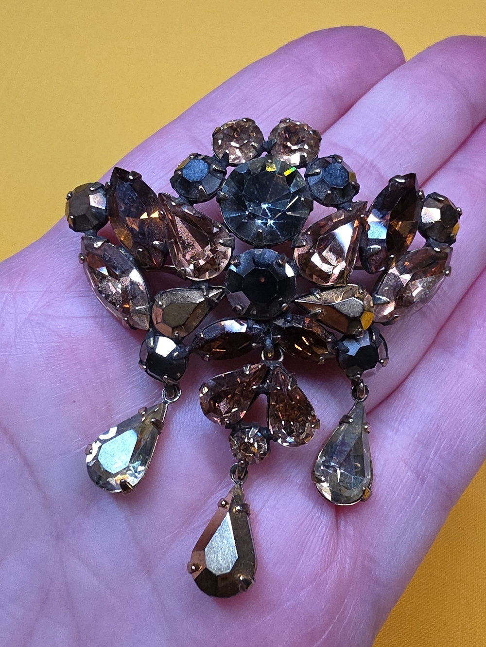 Vintage Signed REGENCY Rhinestone Dangle Brooch Pin Smoky Topaz Brown Gray 2x2"